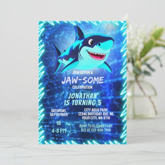 Schattigee haai Neon Glow Blue Pool Party Boys Ver Kaart (Staand voorkant)