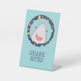 Schattigee haaienbeten reclamebord met voetstuk