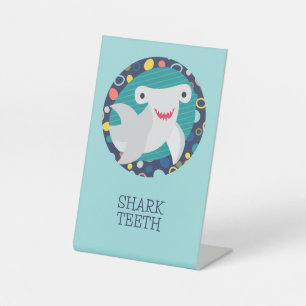 Schattigee haaientanden reclamebord met voetstuk