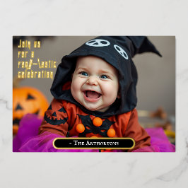 Schattigee Halloween Baby in heksenjurk Folie Uitnodiging