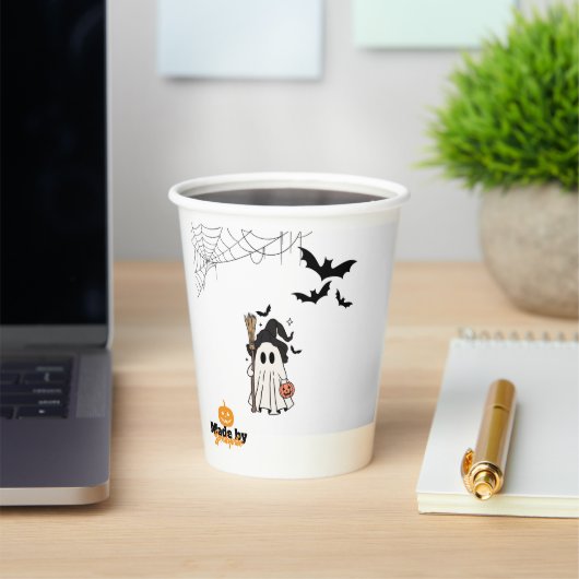 Schattigee Halloween Ghost Witch met Broom en Pomp Papieren Bekers (Insitu)