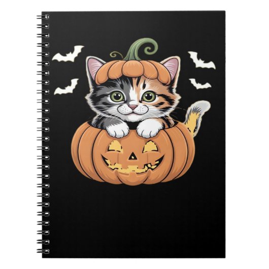 Schattigee Halloween Kitten in een Pumpkin Classic Notitieboek (Voorkant)