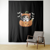Schattigee Halloween Kitten in een Pumpkin Classic Wandkleed (In situ)