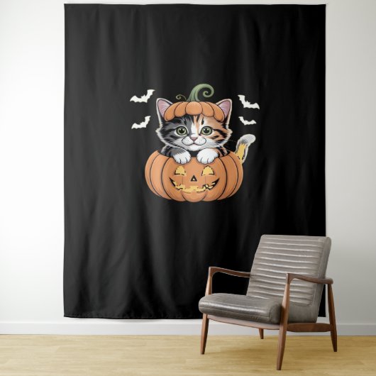 Schattigee Halloween Kitten in een Pumpkin Classic Wandkleed (In situ)
