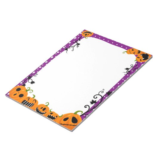 Schattigee Halloween Pumpkin Paarse Polka Dot Notitieblok (Schuin)