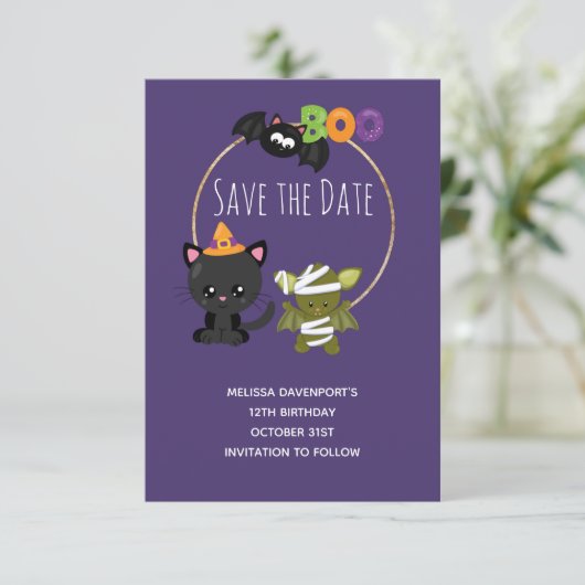Schattigee Halloween Verjaardagskat, Bat & Mummy B Save The Date (Staand voorkant)