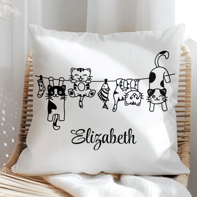 Schattigee hangende Kittens aangepaste naam Kussen (Cute Hanging Kittens Custom Name Throw Pillow in a sunny rattan armchair.)