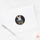 Schattigee Happy Easter Bunny met Yellow Paw Print Ronde Sticker (Envelop)