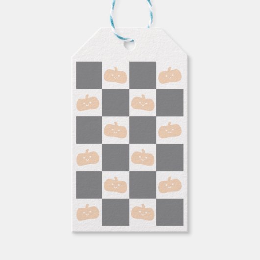 Schattigee Happy Oranje Pompoen met Checkerboard Cadeaulabel (Voorkant)