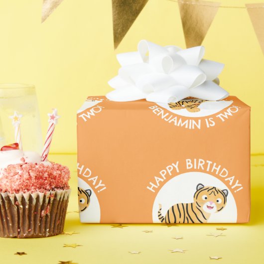 Schattigee Happy Tiger Cub gepersonaliseerde carto Cadeaupapier (Verjaardagsfeest)