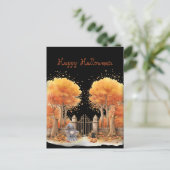 Schattigee heks en kat buiten poort Halloween Briefkaart (Staand voorkant)