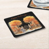 Schattigee heks en kat buiten poort Halloween Kartonnen Onderzetters (Schuin)