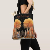 Schattigee heks en kat buiten poort Halloween Tote Bag (Dichtbij)