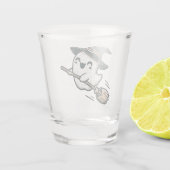 Schattigee heksengeest die op een bezem vliegt - H Shot Glas (Achterkant)