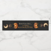 Schattigee Heksenkat en Pompoen Verjaardag Waterfles Etiket (Enkel label)