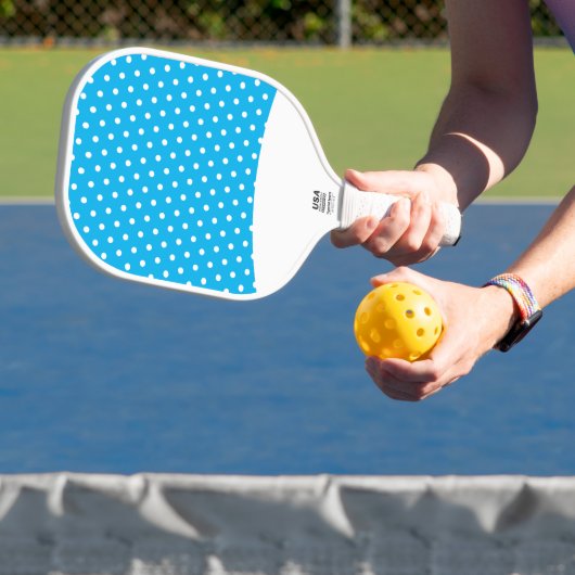 Schattigee Heldere Witte Polka Dots Sky Blue Achte Pickleball Paddle (Insitu)
