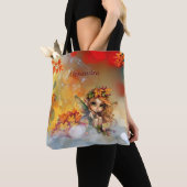 Schattigee herfstfee met gevallen bladeren tote bag (Dichtbij)
