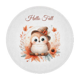 Schattigee herfstuil op een tak snijplank