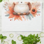 Schattigee herfstuil op een tak theedoek (Gevouwen)