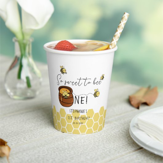 Schattigee hommel zo lief om één 1e verjaardag te  papieren bekers (Insitu)