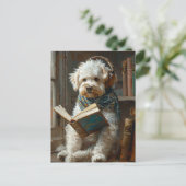 Schattigee hond die een boek leest briefkaart (Staand voorkant)