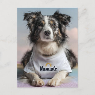 Schattigee hond in een Namaste T-shirt op een yoga Feestdagenkaart