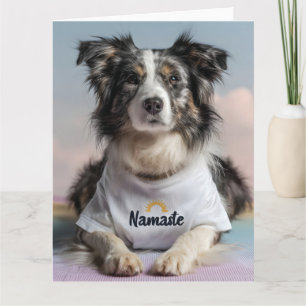 Schattigee hond in een Namaste T-shirt op een yoga Kaart