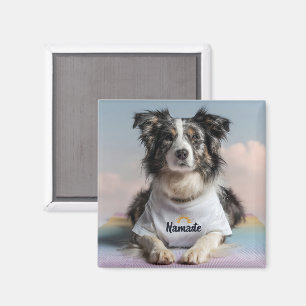 Schattigee hond in een Namaste T-shirt op een yoga Magneet