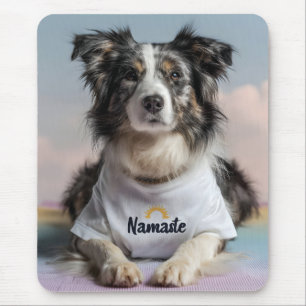 Schattigee hond in een Namaste T-shirt op een yoga Muismat