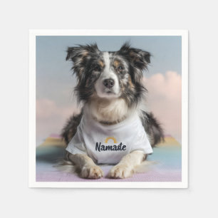 Schattigee hond in een Namaste T-shirt op een yoga Servet
