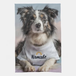 Schattigee hond in een Namaste T-shirt op een yoga Theedoek