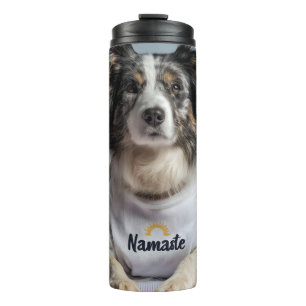 Schattigee hond in een Namaste T-shirt op een yoga Thermosbeker