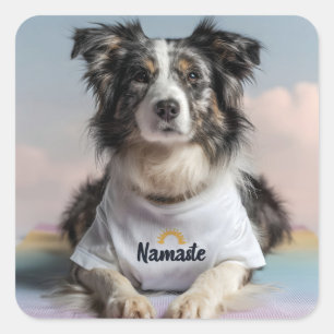 Schattigee hond in een Namaste T-shirt op een yoga Vierkante Sticker