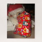 Schattigee hond in rode kerstmuts met kerst legpuzzel (Verticaal)