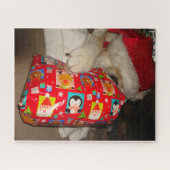Schattigee hond in rode kerstmuts met kerst legpuzzel (Horizontaal)