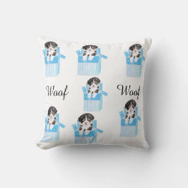 Schattigee hond met een blue box kussen