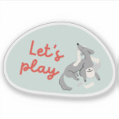 Schattigee hond, salie groen, "laten we spelen!" sticker (Voorkant)