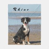 Schattigee huiselijke zwarte hond in het strand Ze Fleece Deken (Voorkant)