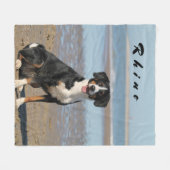 Schattigee huiselijke zwarte hond in het strand Ze Fleece Deken (Voorkant (Horizontaal))