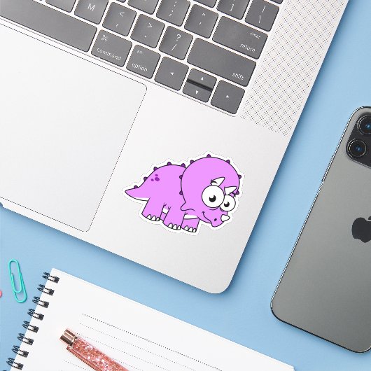 Schattigee illustratie van een Triceratops. Sticker (Laptop met iPhone)