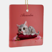 Schattigee Januari Kat met Anjers Keramisch Ornament (Rechts)