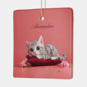 Schattigee Januari Kat met Anjers Keramisch Ornament (Links)