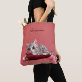 Schattigee Januari Kat met Anjers Tote Bag (Dichtbij)