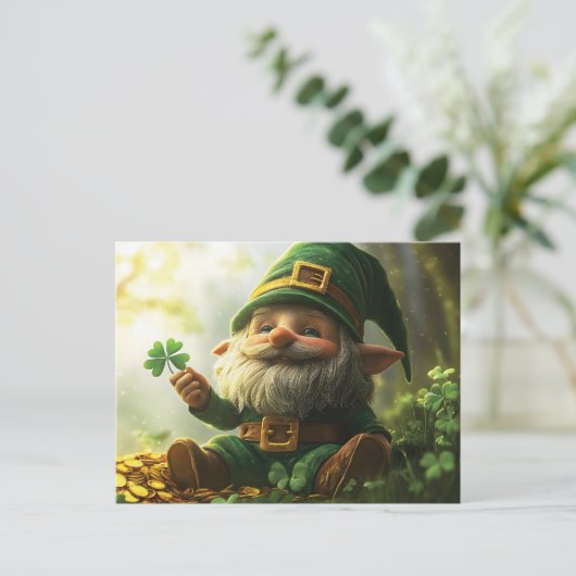 Schattigee kabouter leprechaun met klavertjes en k briefkaart (Staand voorkant)