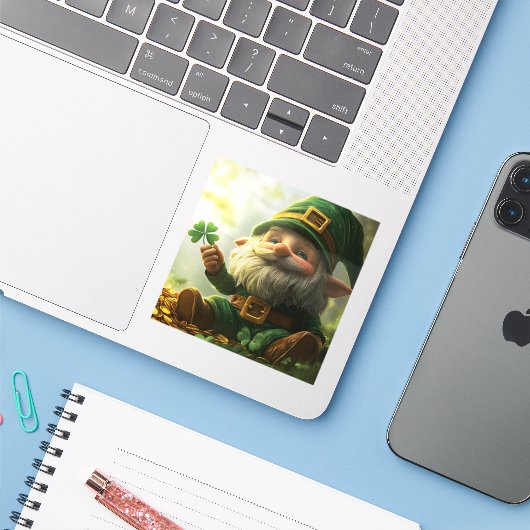 Schattigee kabouter leprechaun met klavertjes en k sticker (Laptop met iPhone)