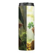 Schattigee kabouter leprechaun met klavertjes en k thermosbeker (Achterkant)