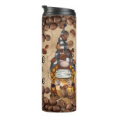 Schattigee kabouters genieten van koffie rustieke thermosbeker (Geroteerd rechts)