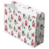 Schattigee kabouters kerstboom op  rode auto groot cadeauzakje (Voorkant Gekanteld)