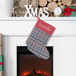 Schattigee kalligrafie Script Navy Blue Plaid Patt Kleine Kerstsok<br><div class="desc">Dit ontwerp is voorzien van een schattige eenvoudige stijlvolle kalligrafie script Kerstkous met een rood en marineblauw plaid patroon, een rustieke boerderij land grillig, minimalistische minimalistische klassieker, een elegantie elegante rustieke stijl, ouderwets tijdloos vakantieontwerp, winter kerst vakantie huis decor, een aangepaste gepersonaliseerde naam, Kerstvakantie aangepaste cadeau idee, een creatief simplistisch...</div>
