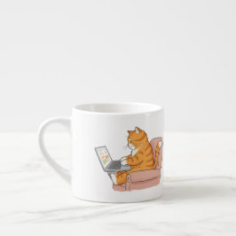 Schattigee kat aan het werk op een laptop met data espresso kop
